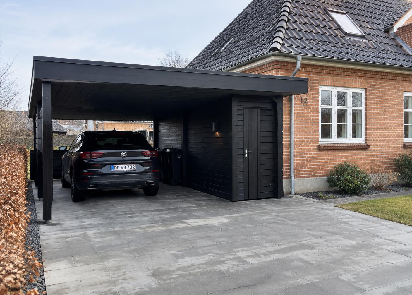 Sort carport med redskabsrum